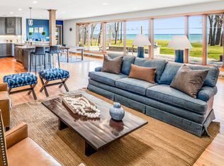 10530 N Circle Rd, Mequon, WI 53092