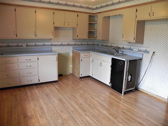 5th image of 454 Bostwick Ave