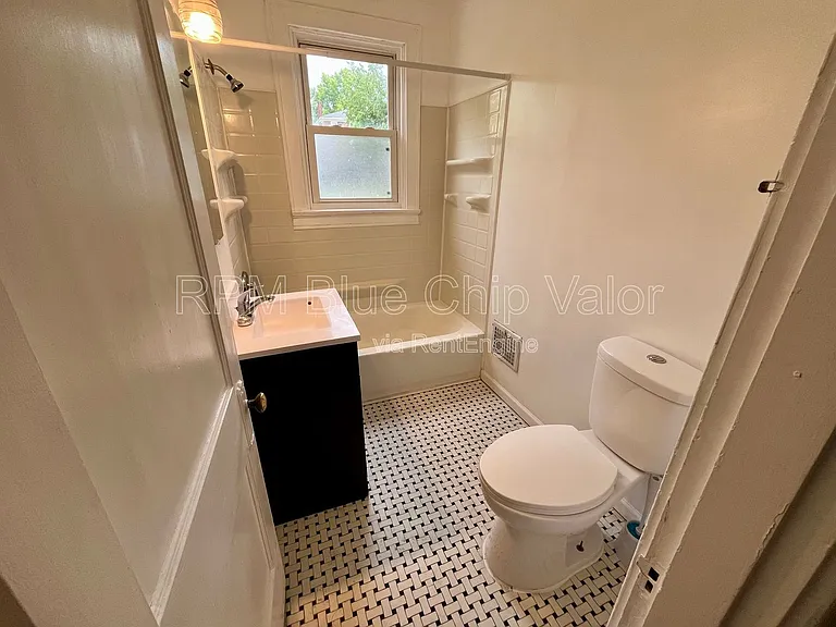 2119 Cathedral Ave #1 — Photo 8