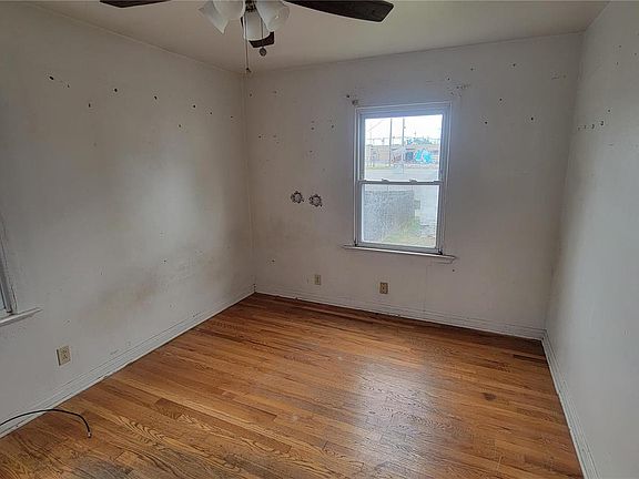 5th image of 2134 Esther Ave