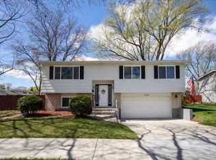 1008 E Barberry Ln, Mount Prospect, IL