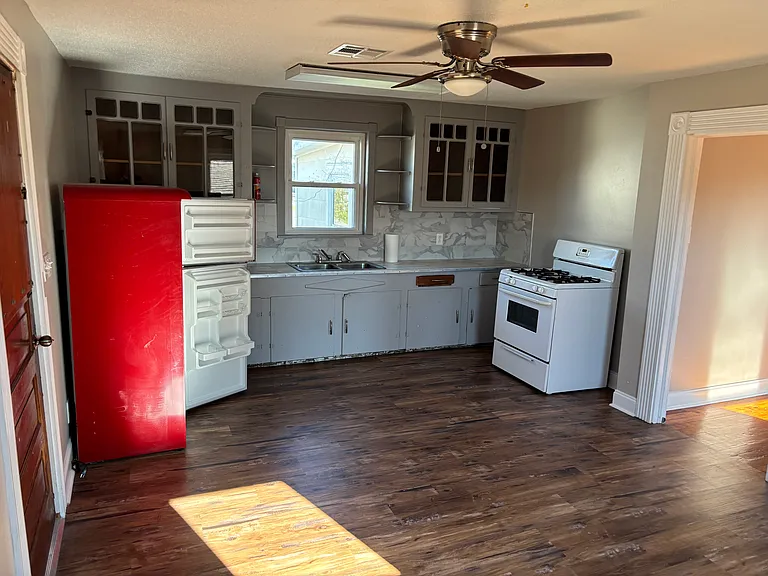 813 Westbank Expy — Photo 11