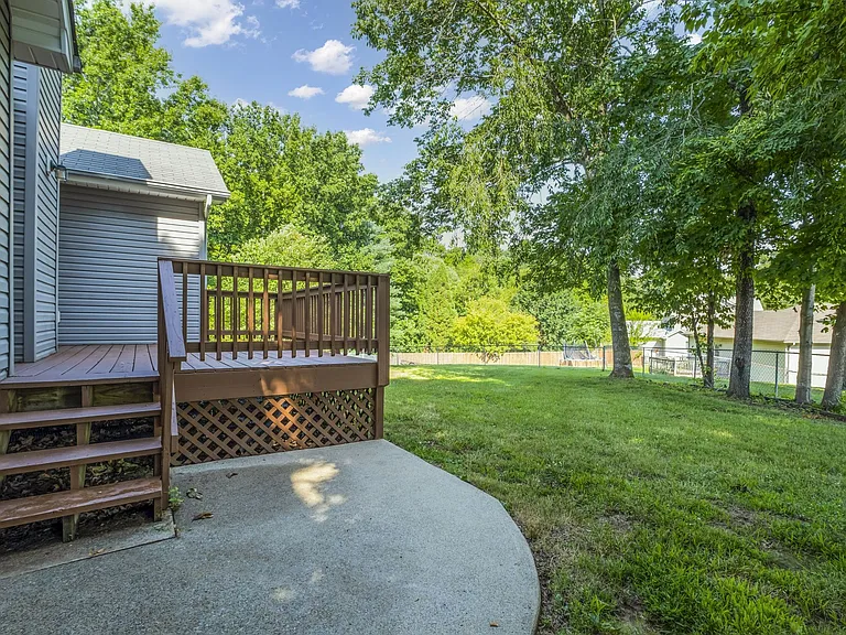427 Sierra Ct — Photo 16