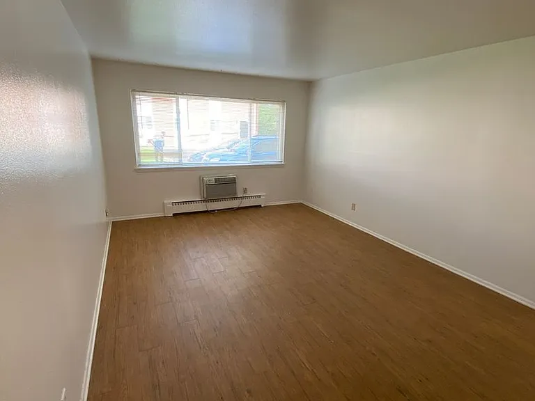 2400 Northwestern Ave — Photo 16