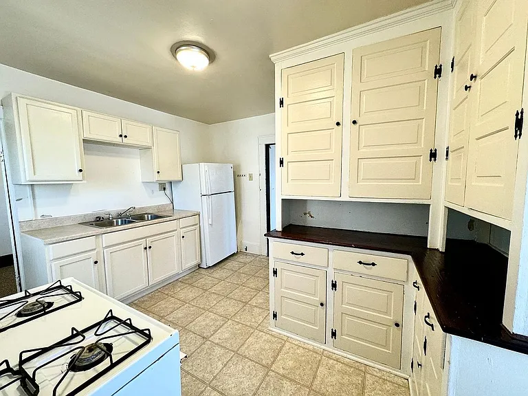 2701 Raspberry St — Photo 3