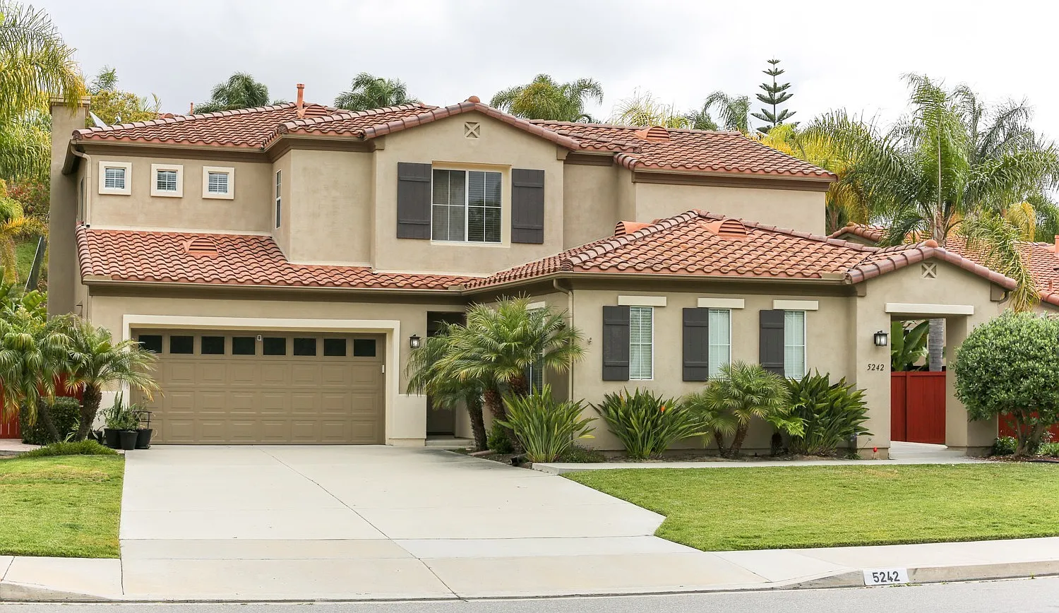 Beautiful Large Home Across from Park — Photo 1