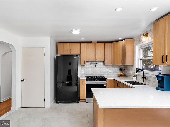 2nd image of 1247 Lower Ferry Rd