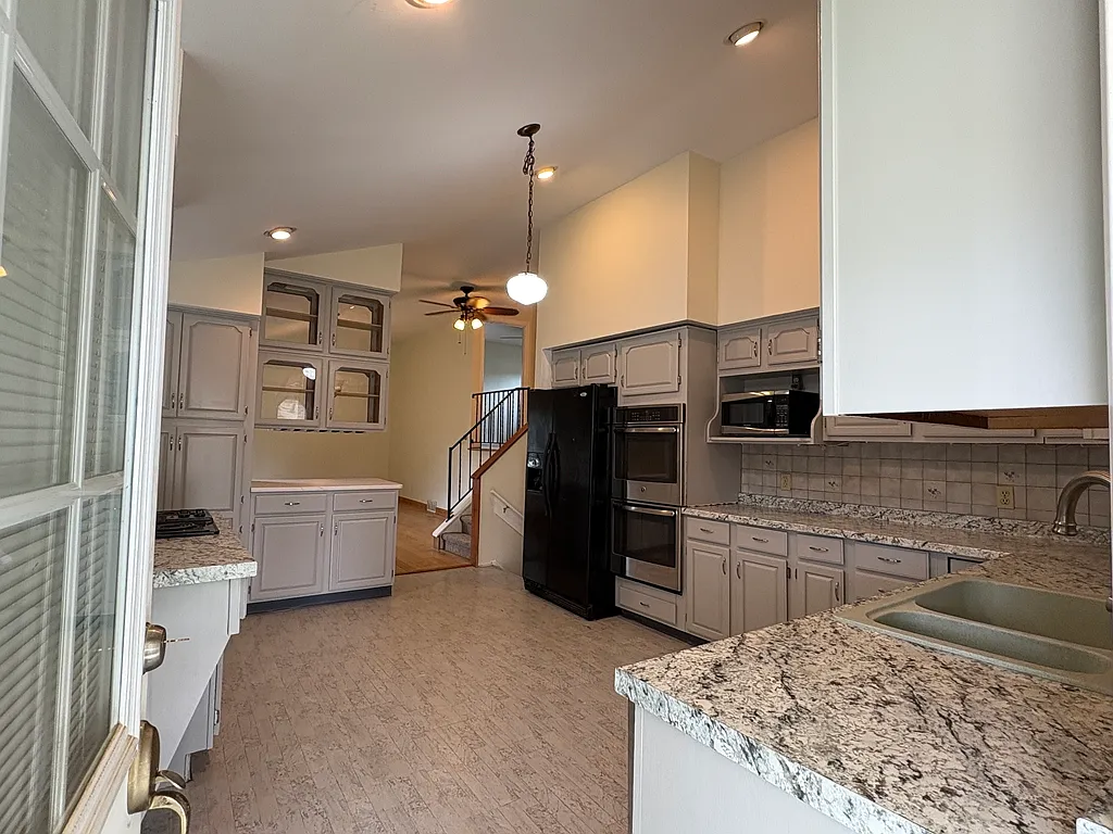 4 bed, 1.5 bath, 1525 sqft, $2,700 — Photo 3