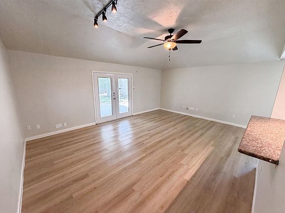 3rd image of 318 Floravista Dr