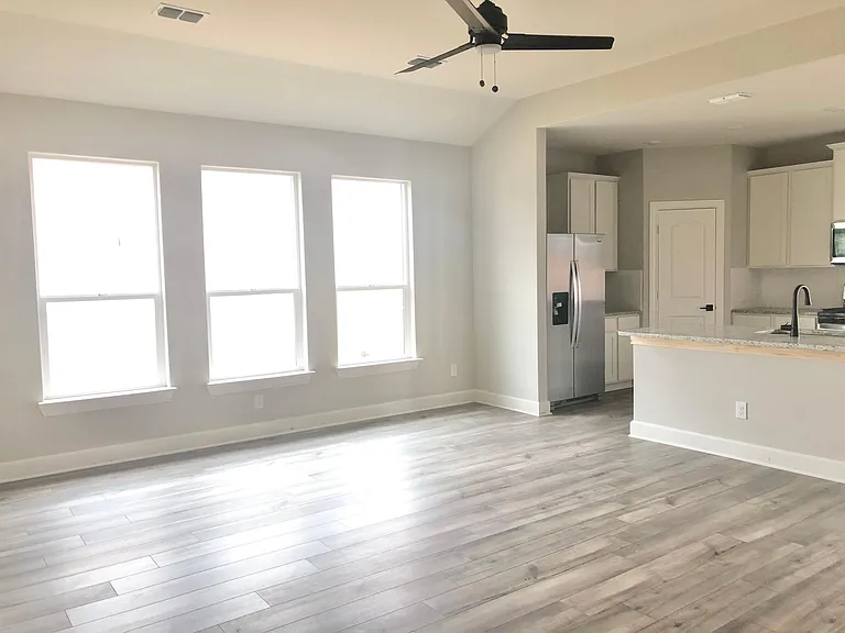617 Harbor Oaks Dr — Photo 3