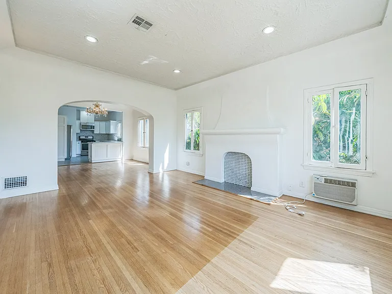 350 1/2 N Sierra Bonita Ave — Photo 10
