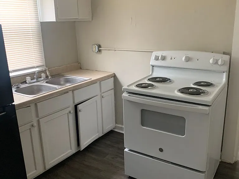 605 Woodford Ave — Photo 2