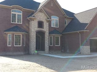 1794 Oak Forest Dr E, Troy, MI 48085