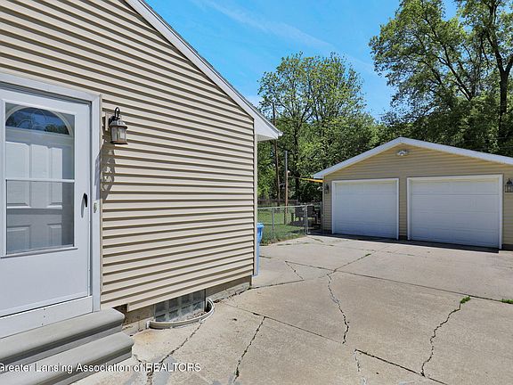 3rd image of 1627 S Holly Way