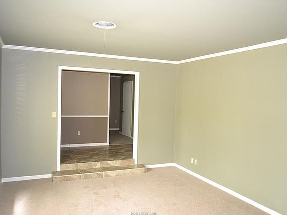 2nd image of 1300 Laura Ln