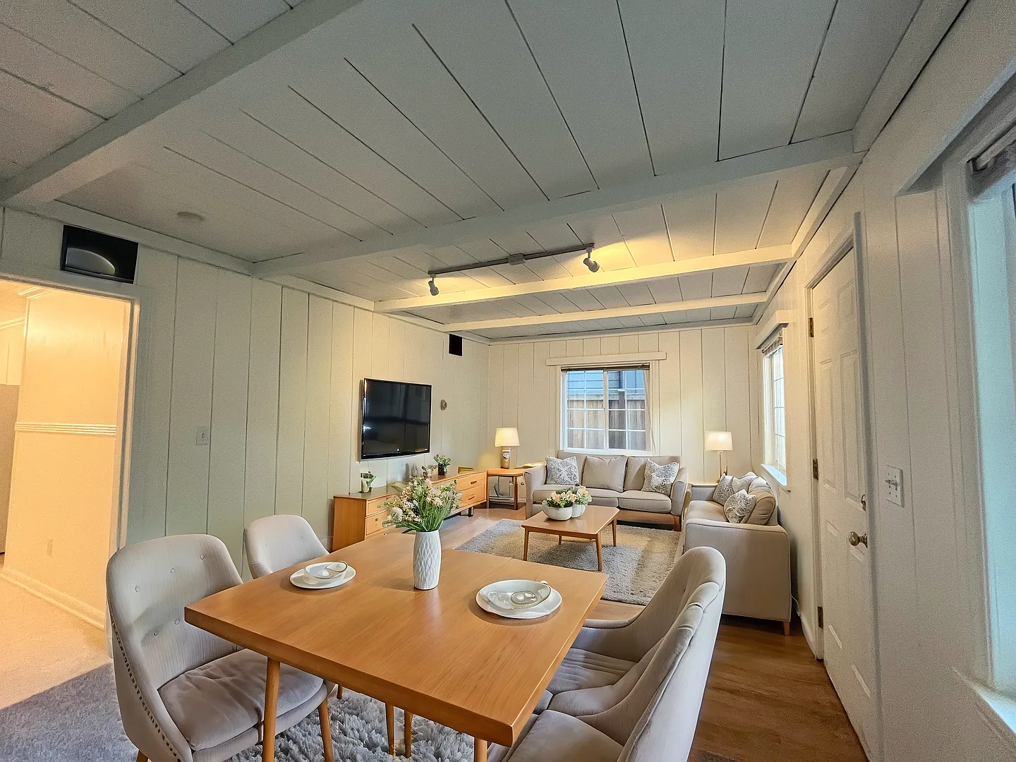 Charming Cottage in Wedgwood — Photo 2