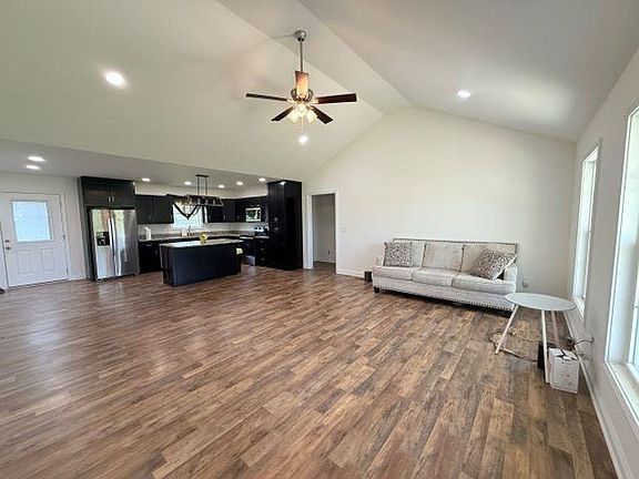 3rd image of 900 Howser Rd