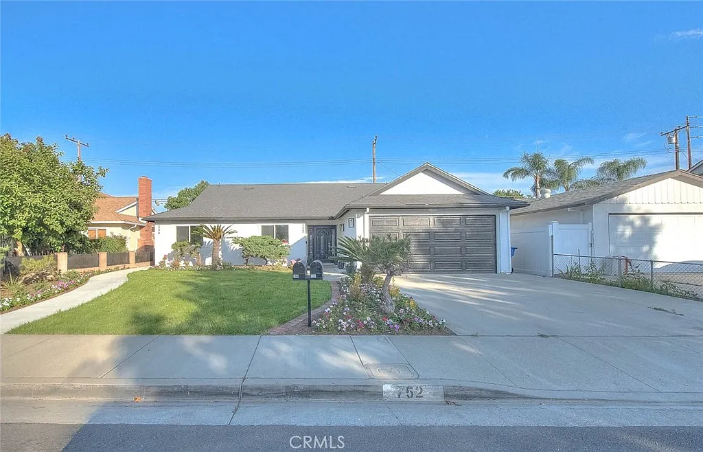 4 bed, 2.0 bath, 1504 sqft, $4,500 — Photo 2