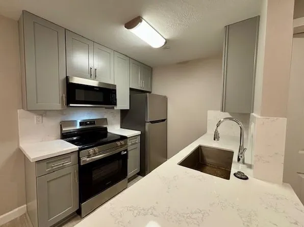 2201 Fountain View Dr, Houston, TX