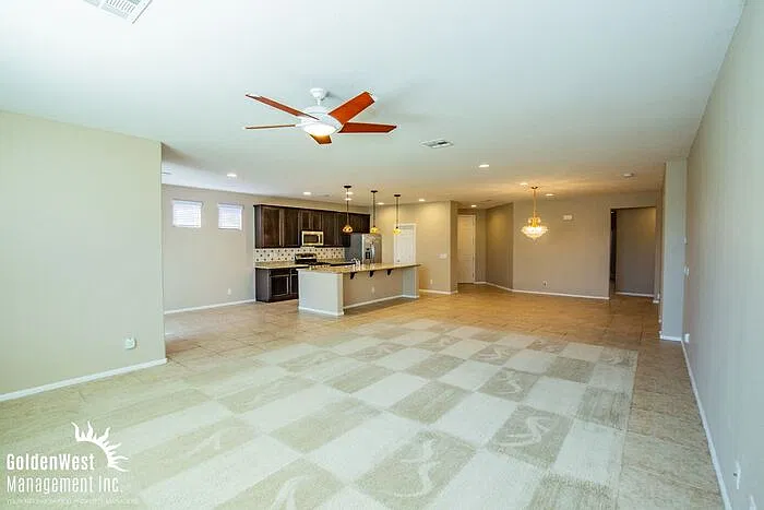 4 bed, 2.5 bath, 2411 sqft, $2,600 — Photo 2