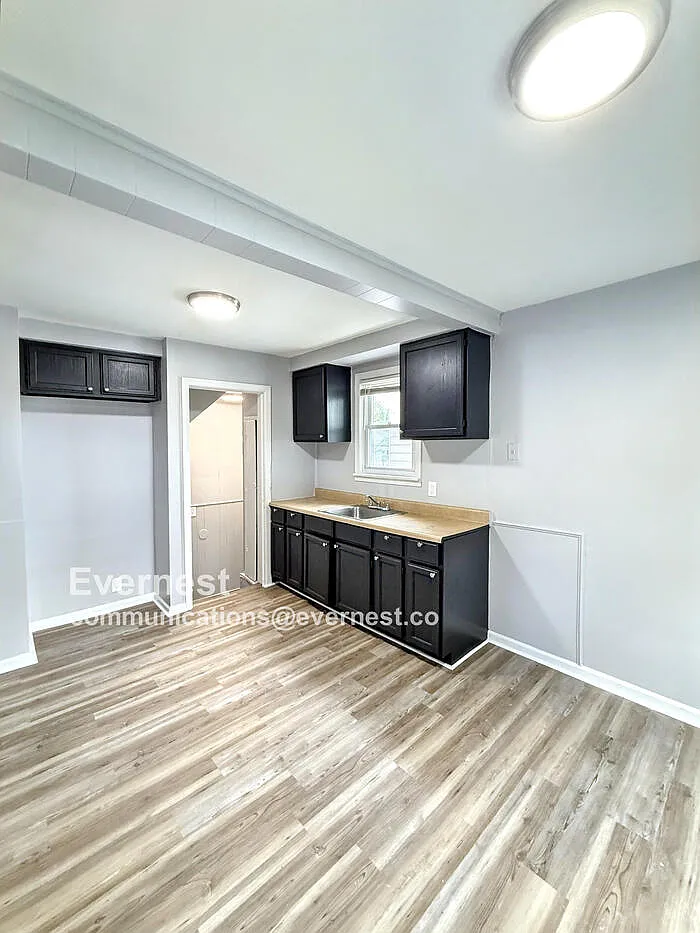 3 bed, 1.0 bath, 970 sqft, $1,195 — Photo 2