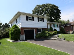 33 Newcastle Ave, Plainview, NY 11803