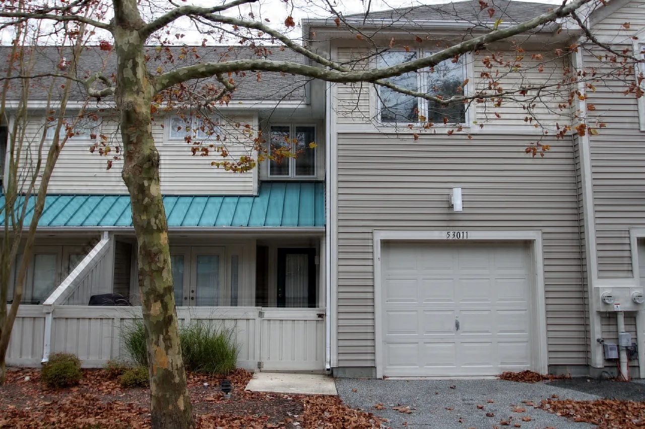 3 bed, 2.5 bath, 2000 sqft, $2,300 — Photo 2