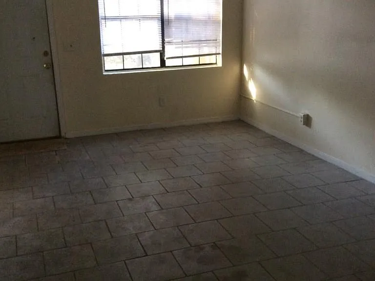 814 Lesa St — Photo 2