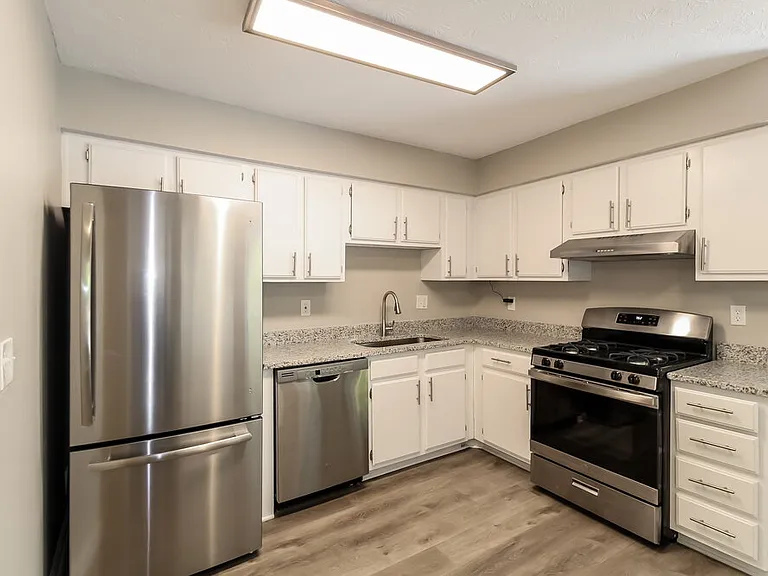 1097 Williamsburg Ln — Photo 9