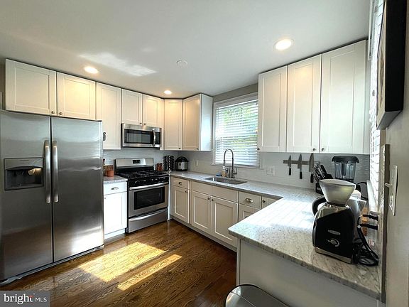 5th image of 2938 Woodlawn Ave