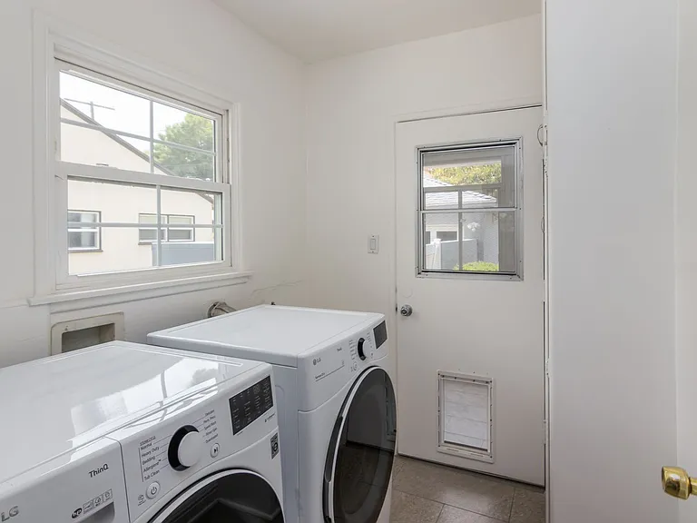 8129 Darby Ave — Photo 21