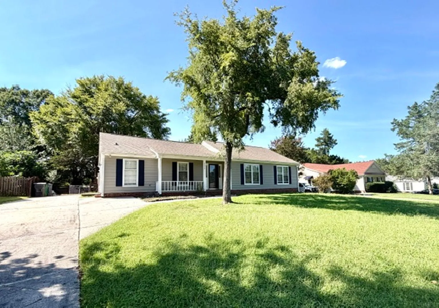 1/2 Month Off Special! Stunning 3BR/2BA Ranch in Brandon Forest — Photo 2
