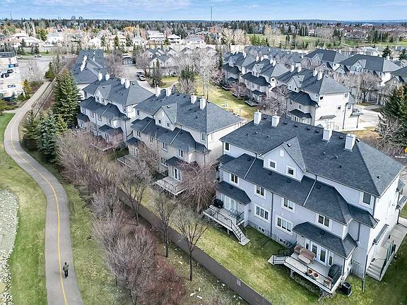 3rd image of 172 E Simcoe Pl SW