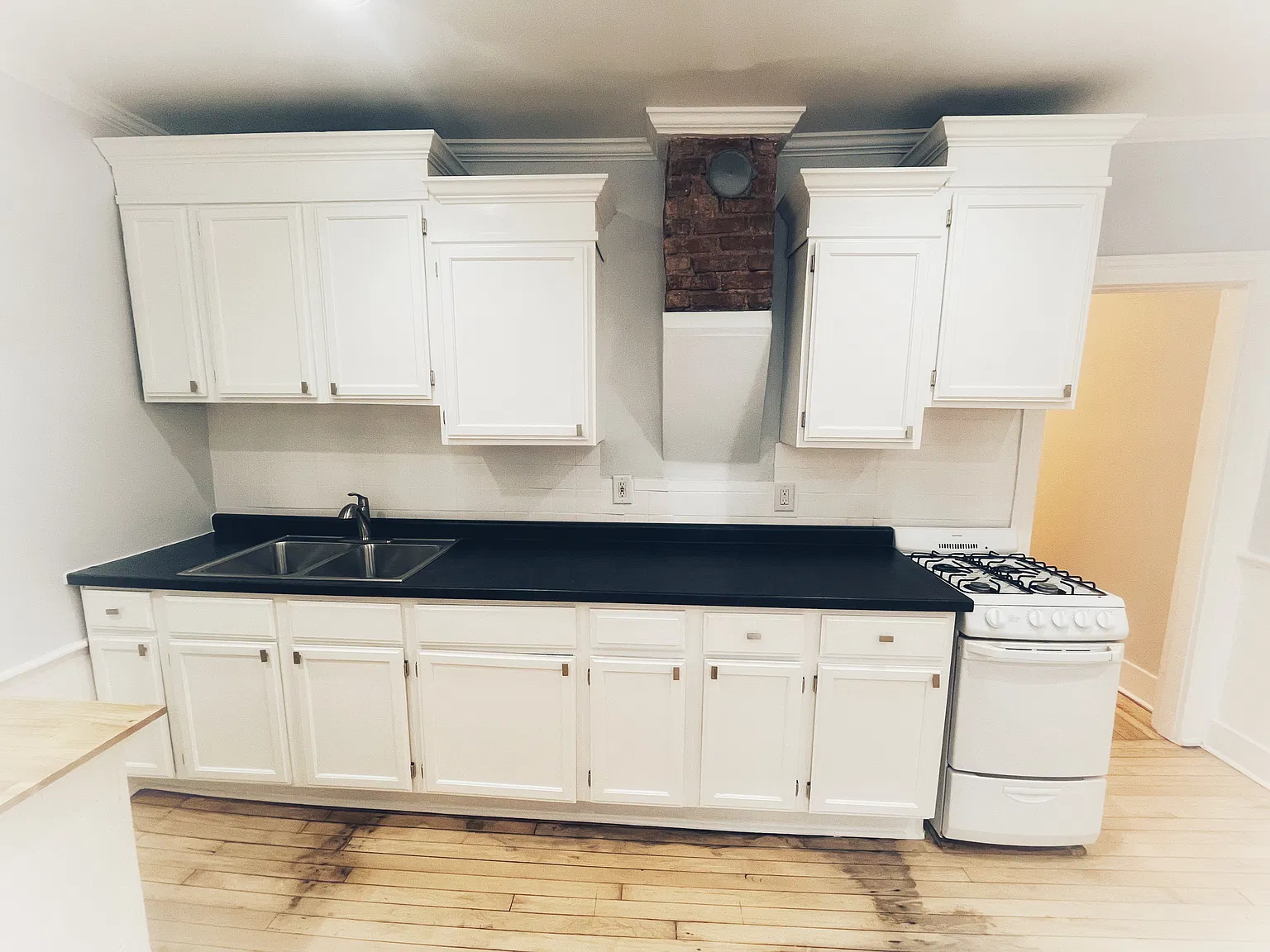 2 bed, 1000 sqft, $1,600 — Photo 2