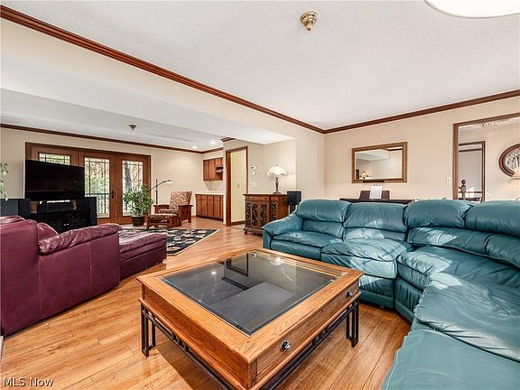 5th image of 905 Center Ct