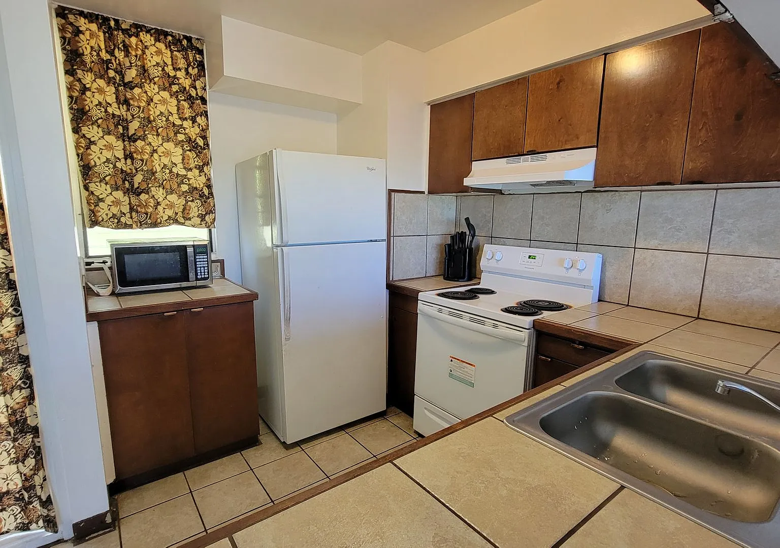 Tranquil 1 Bedroom Apartment Located in the Makaha Valley Towers Complex. — Photo 3