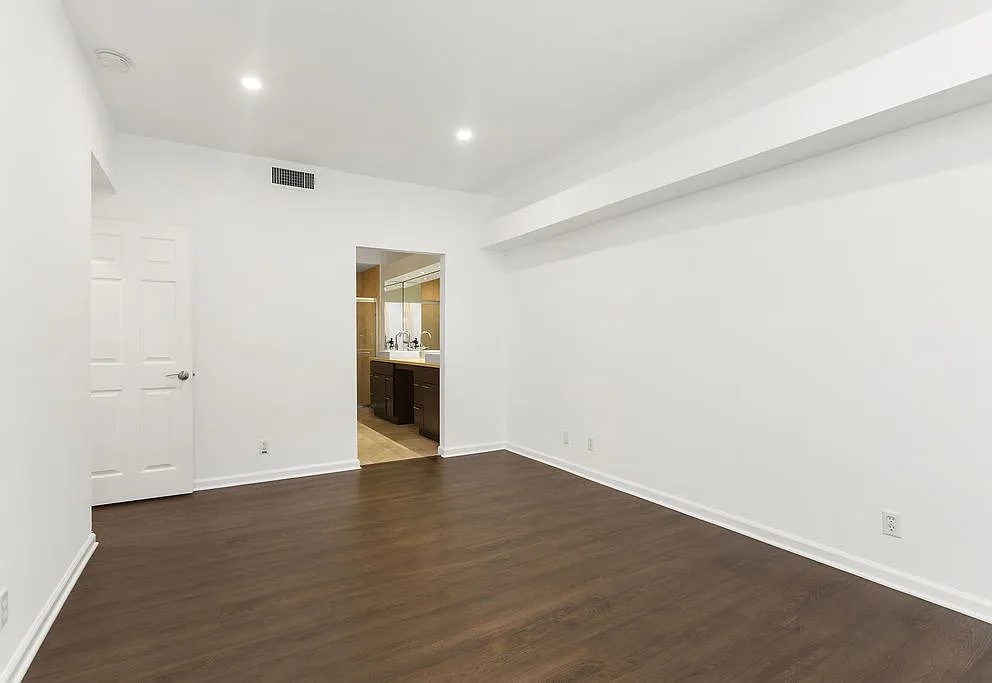 2 bed, 1028 sqft, $3,600 — Photo 2