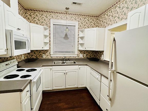 5th image of 3600 Willow Run Dr
