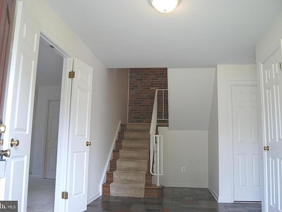 3rd image of 1069 N George Mason Dr