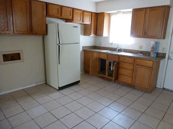 3rd image of 826 Poplar St