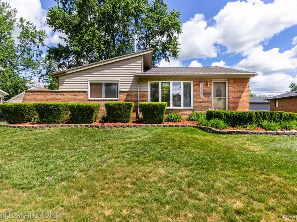 220 Winry Dr, Rochester Hills, MI 48307