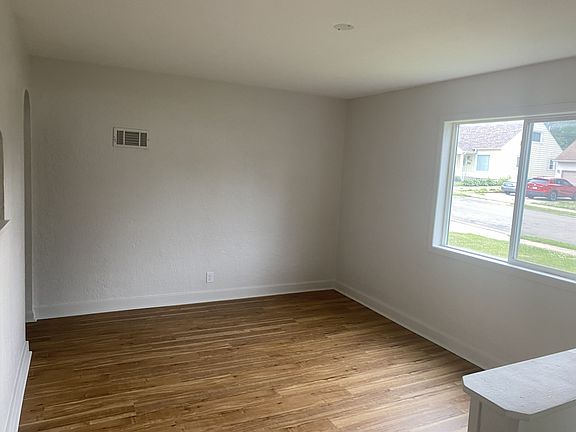 5th image of 1121 10th St NE