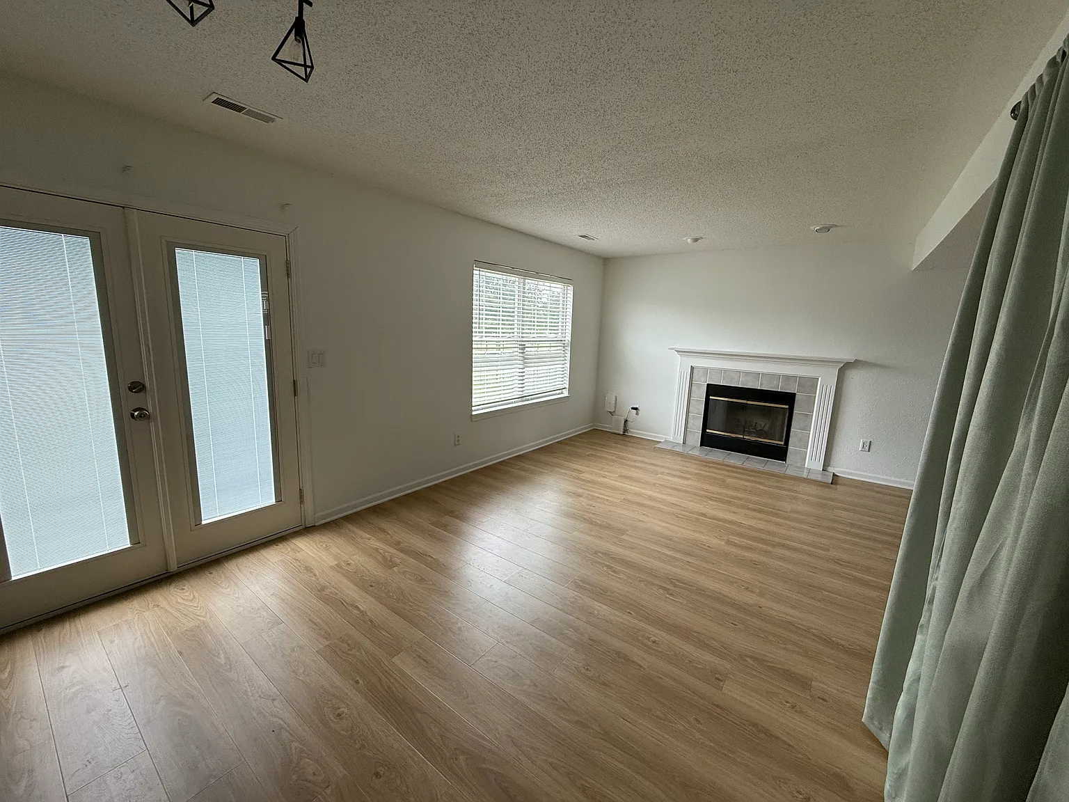 3 bed, 1920 sqft, $1,950 — Photo 2