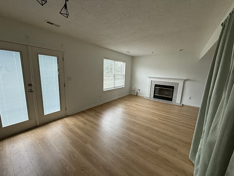 2319 Orchard Creek Dr — Photo 2