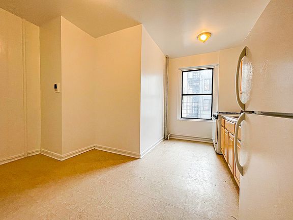4th image of 2121 Westbury Ct APT 5L