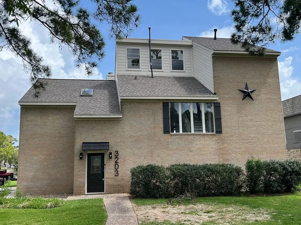 3203 Bayou Dr, La Porte, TX 77571