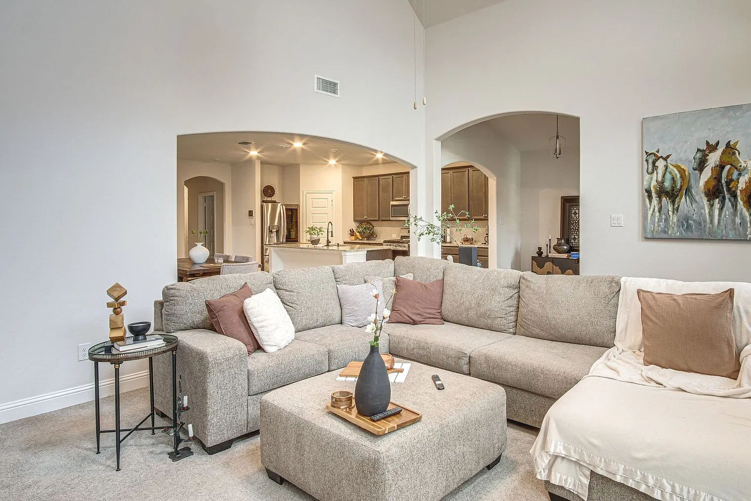 3 bed, 2.0 bath, 2647 sqft, $5,031 — Photo 2