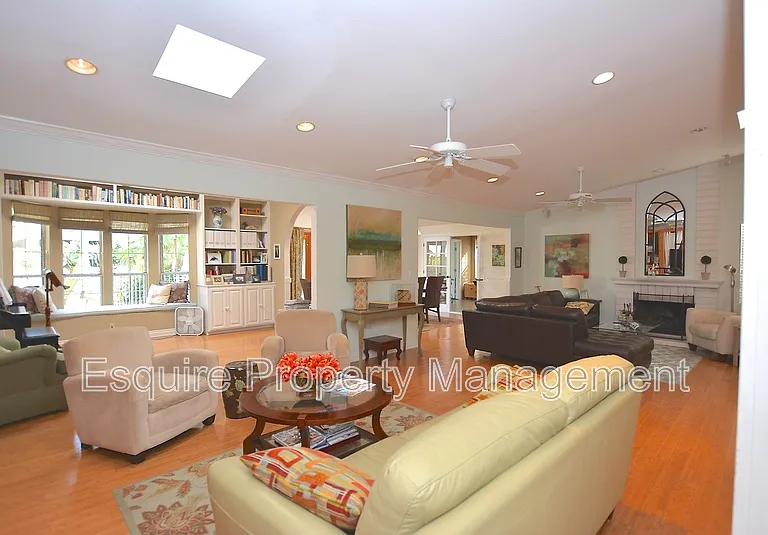 3104 Charlotte St — Photo 4