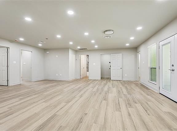 5th image of 209 Rhodes Ave
