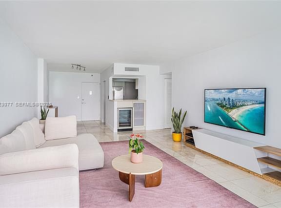 4th image of 1000 West Ave APT 1516